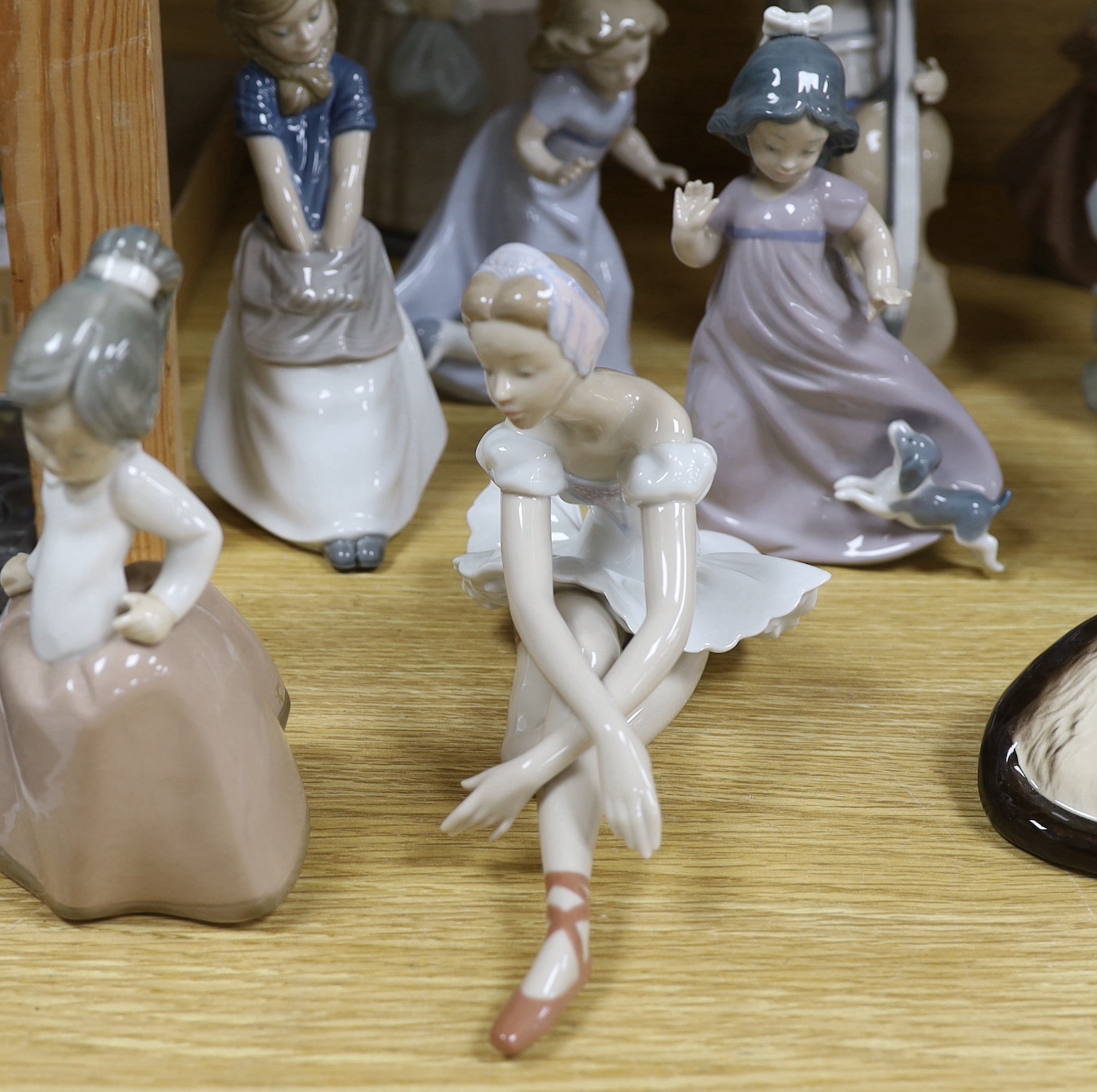 Seventeen Nao models, a Lladro ballerina and a Beswick cat (19)
